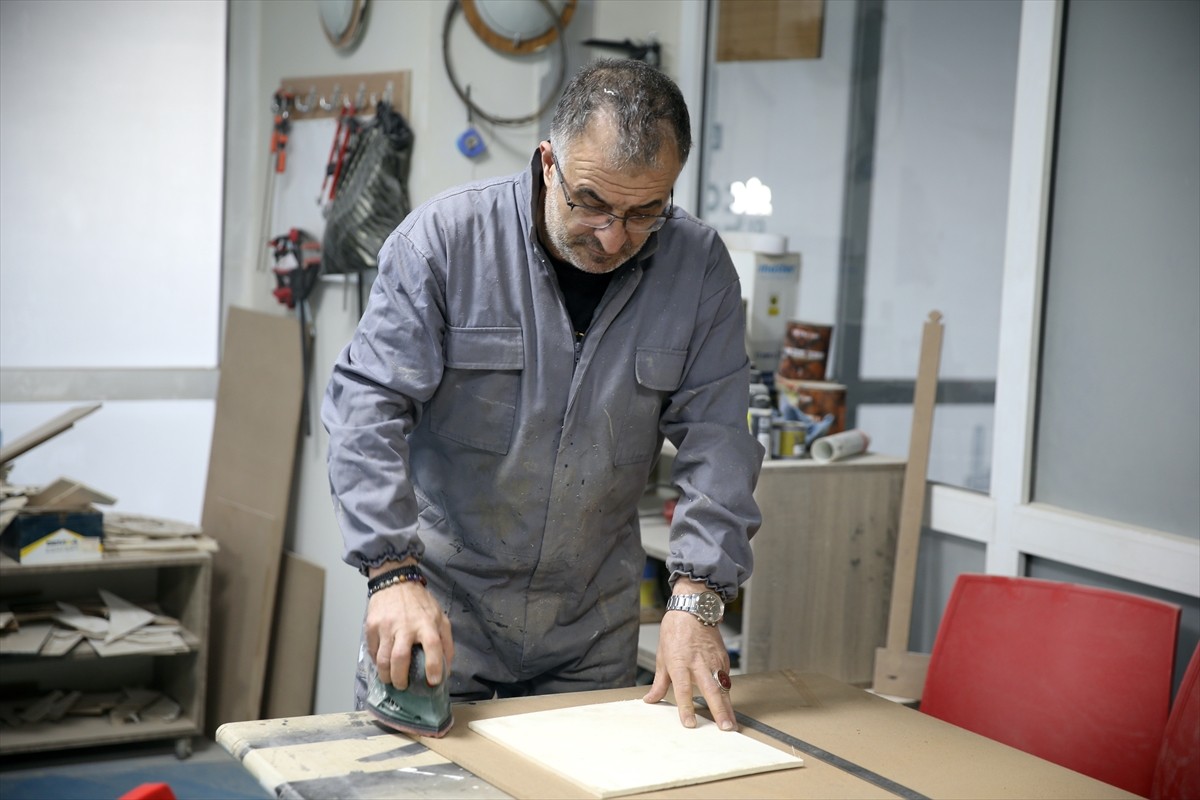 Erzurum'da yaşayan el sanatları ustası 51 yaşındaki Bülent Yazıcı, 15 yıl önce internetten görerek...