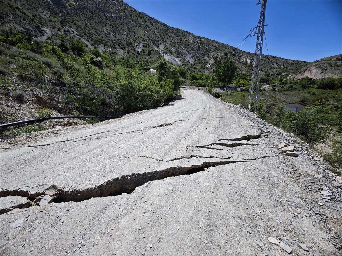Erzurum'un Uzundere ilçesinde meydana gelen toprak kayması sonucu bazı yollarda, tarım...