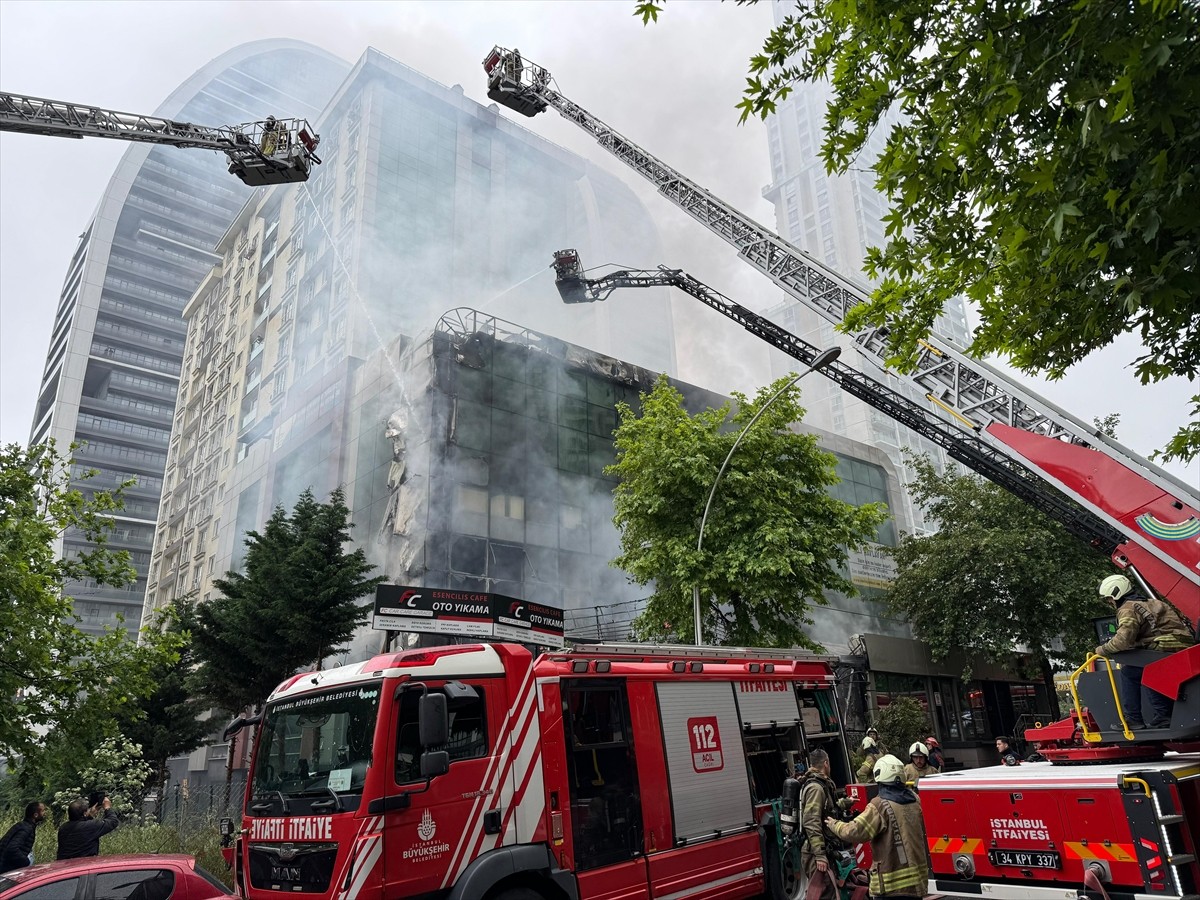 Esenyurt'ta bir binada çıkan yangına itfaiye ekipleri müdahale ediyor.