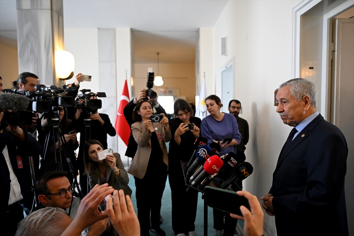 Eski TBMM Başkanı Bülent Arınç, vefat eden TBMM Başkanvekili ve DEM Parti İstanbul Milletvekili...