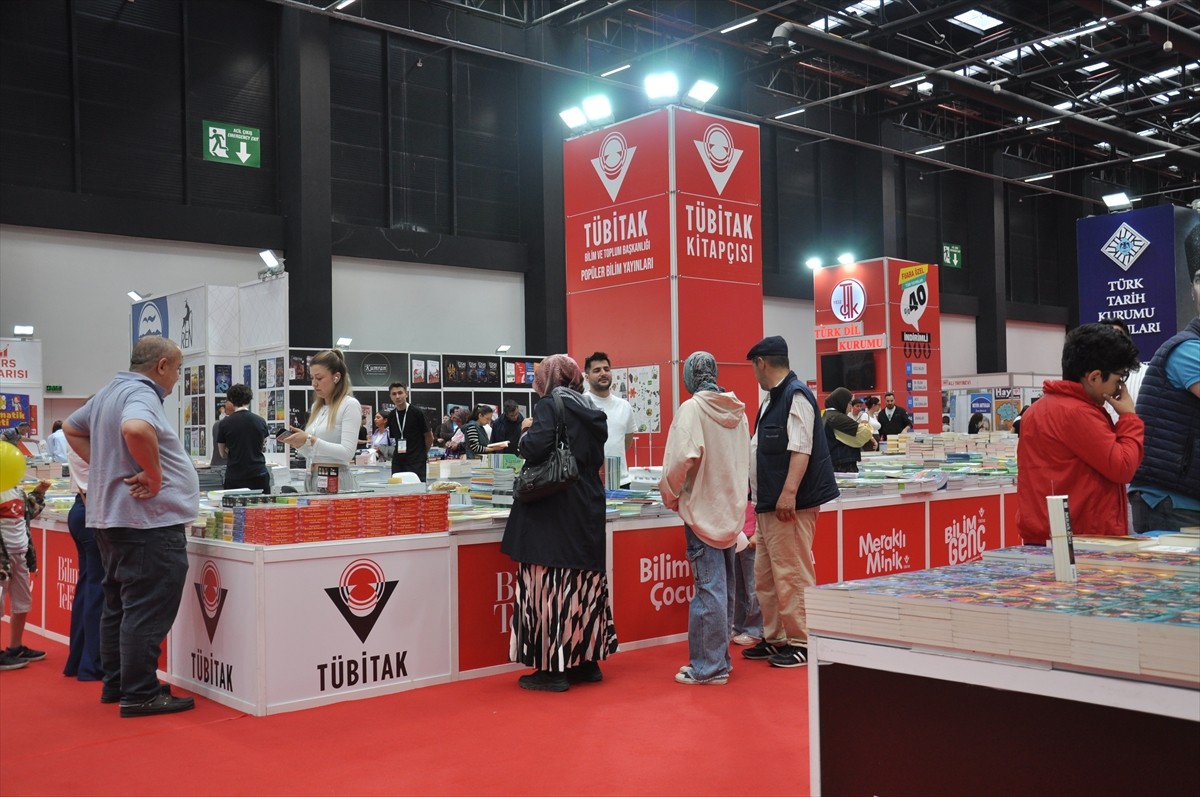Eskişehir Ticaret Odası TÜYAP Fuar Merkezi'nde düzenlenen 4. Kitap Fuarı, kitapseverlerin...