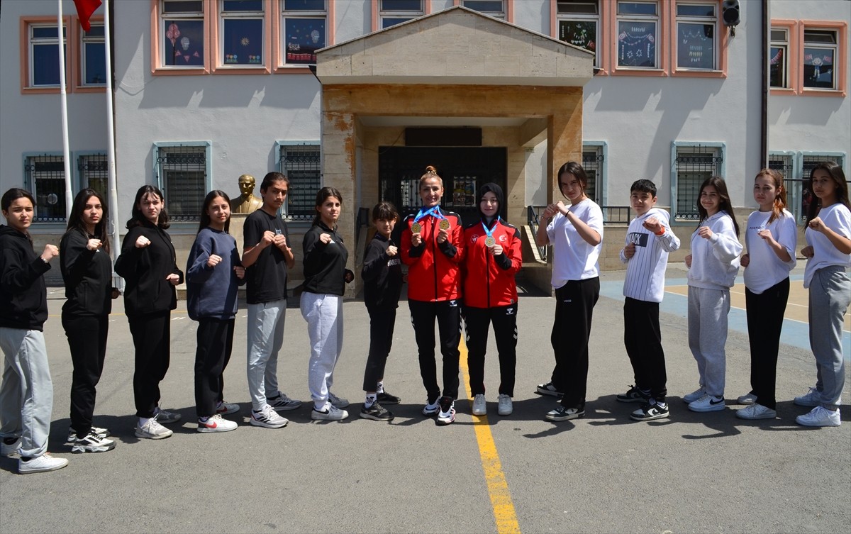 Estonya'da düzenlenen Avrupa Şampiyonası'nda altın madalya kazanan milli tekvandocular Safiye...