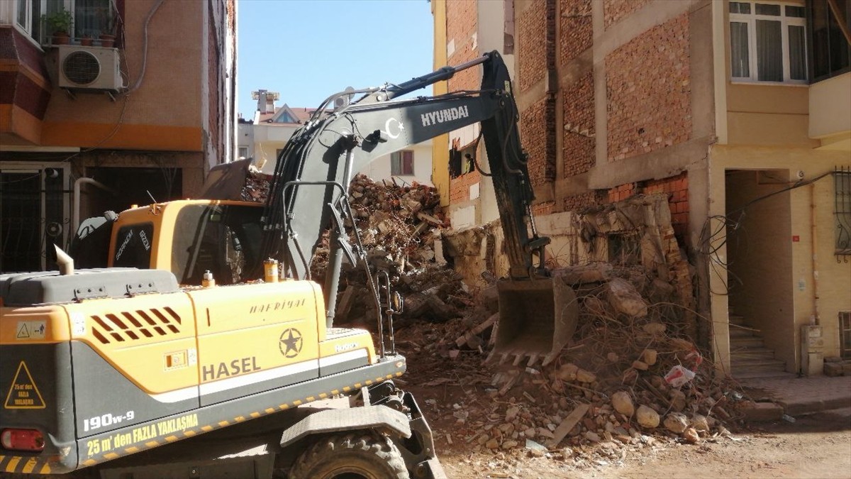 Fatih'te kentsel dönüşüm çalışmaları kapsamında daha önce yıkımı yapılan bir binanın moloz...