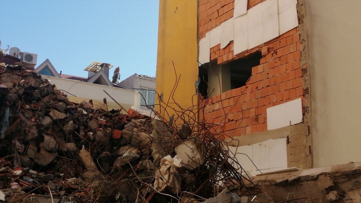 Fatih'te kentsel dönüşüm çalışmaları kapsamında daha önce yıkımı yapılan bir binanın moloz...