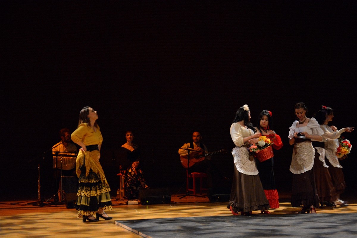 Flamenko, opera ve tiyatroyu aynı sahnede buluşturan "Falda Carmen Çıktı Müzikali" Bursalı...