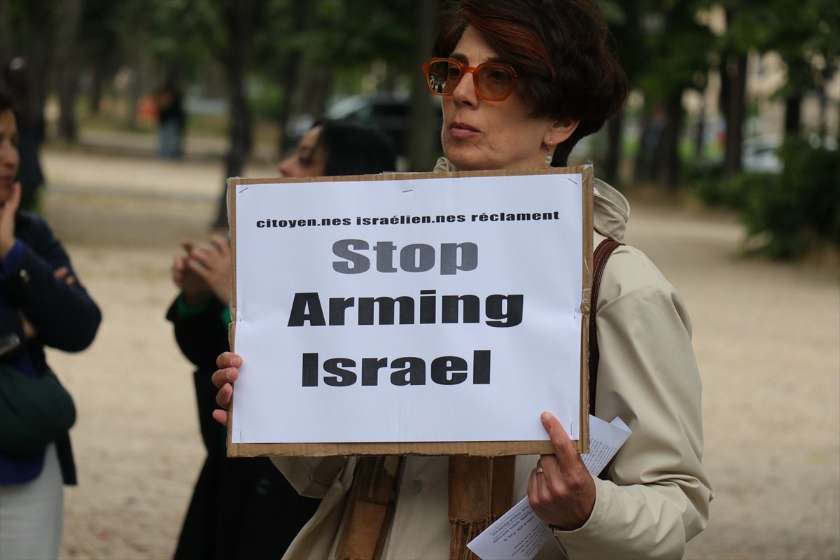 Fransa'nın başkenti Paris'te Dışişleri Bakanlığının önünde bir araya gelen İsrailliler...