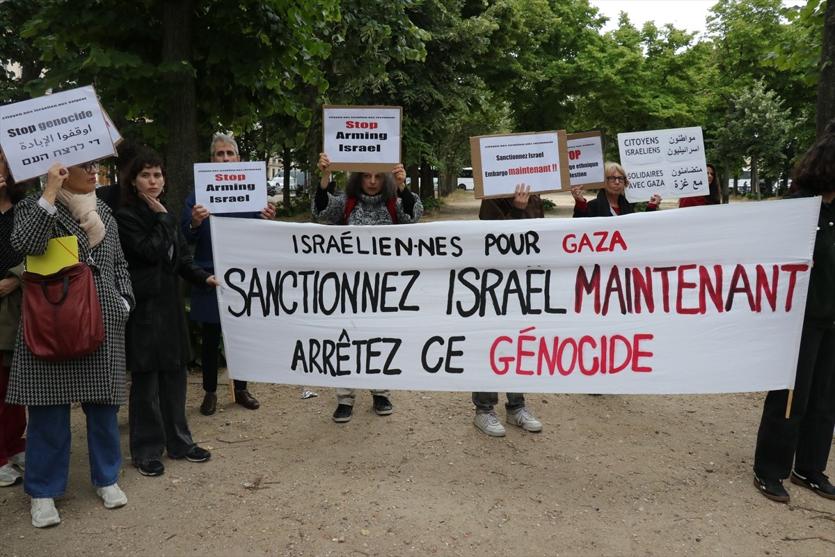 Fransa'nın başkenti Paris'te Dışişleri Bakanlığının önünde bir araya gelen İsrailliler...