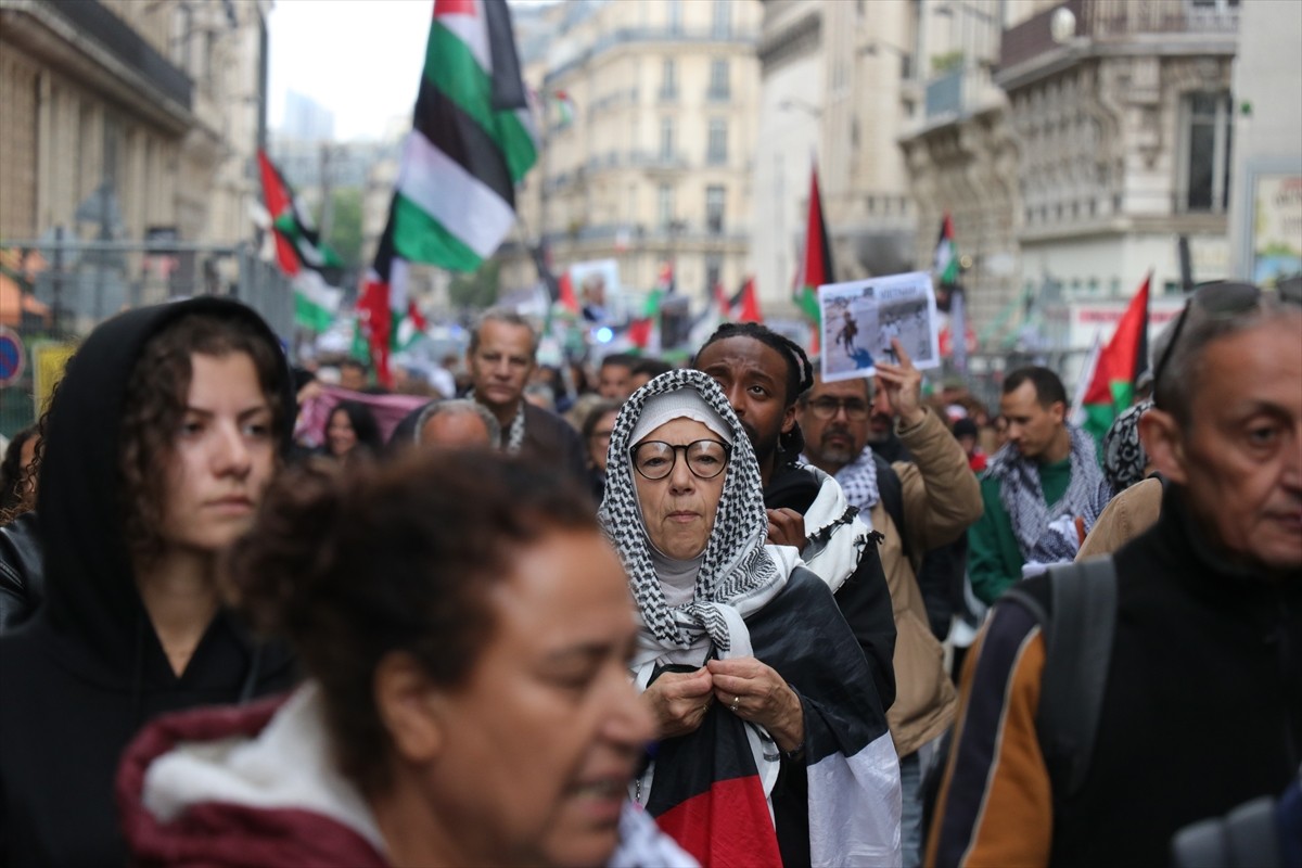 Fransa'nın başkenti Paris'te, Gazze'de soykırım yapmayı sürdüren İsrail'e karşı yaptırım...