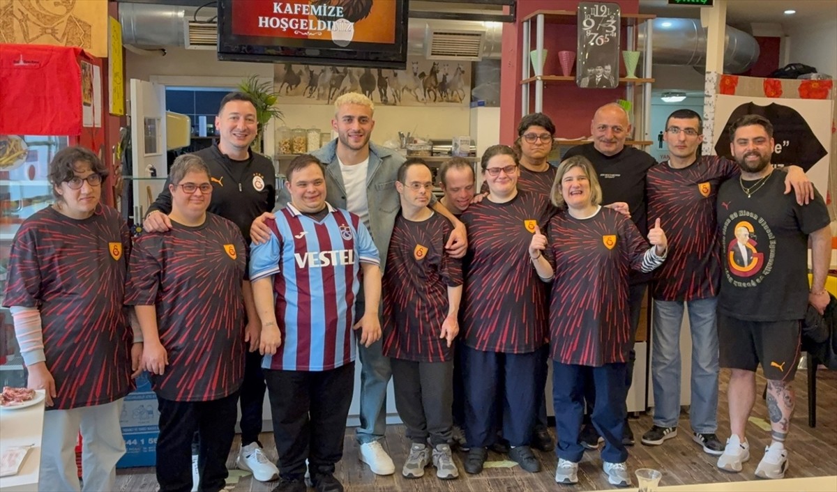 Galatasaray'ın milli futbolcusu Barış Alper Yılmaz, Şişli'de bulunan Down Cafe'ye destekte...