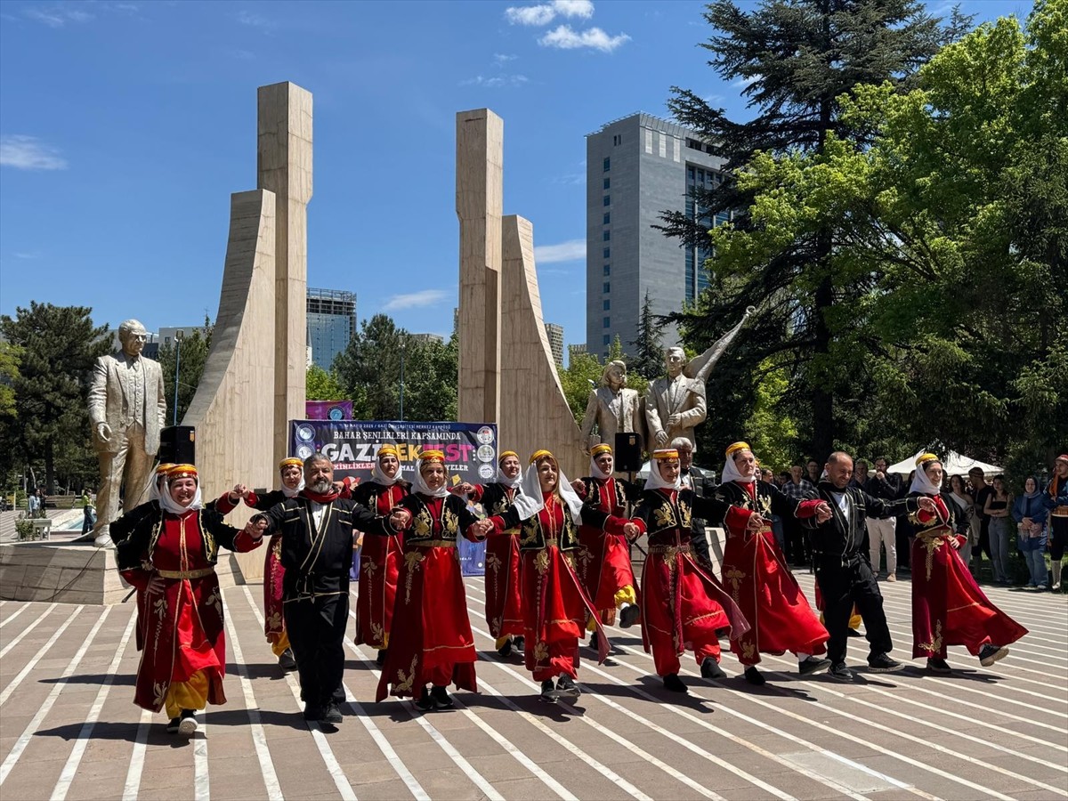 Gazi Üniversitesi Merkez Kampüsü'nün önünde düzenlenen şenliklere, Rektör Uğur Ünal, rektör...