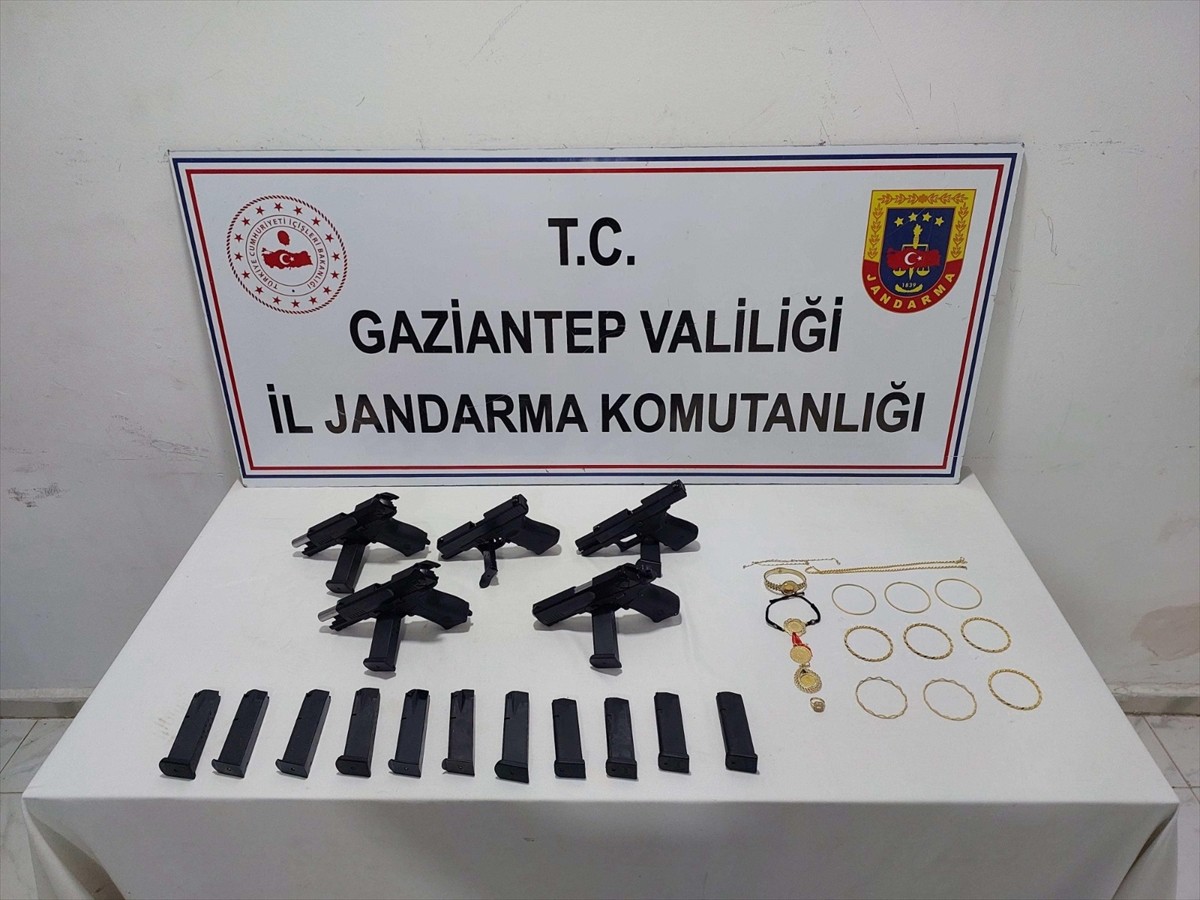 Gaziantep'in merkez Şehitkamil ilçesinde silah kaçakçılığı operasyonunda gözaltına alınan 2...