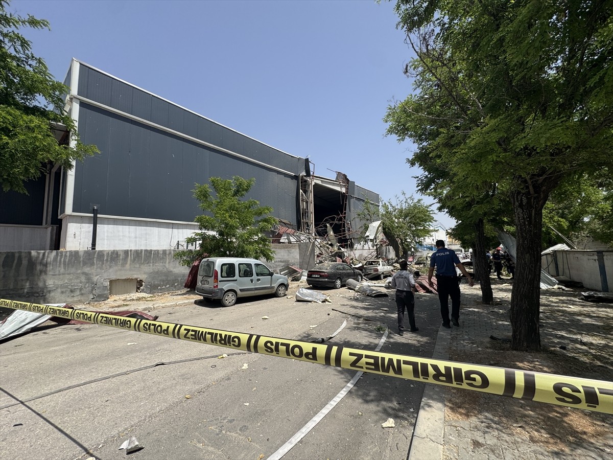 Gaziantep'te bir halı fabrikasının buhar kazanında meydana gelen patlama sonucu 7 işçi yaralandı....