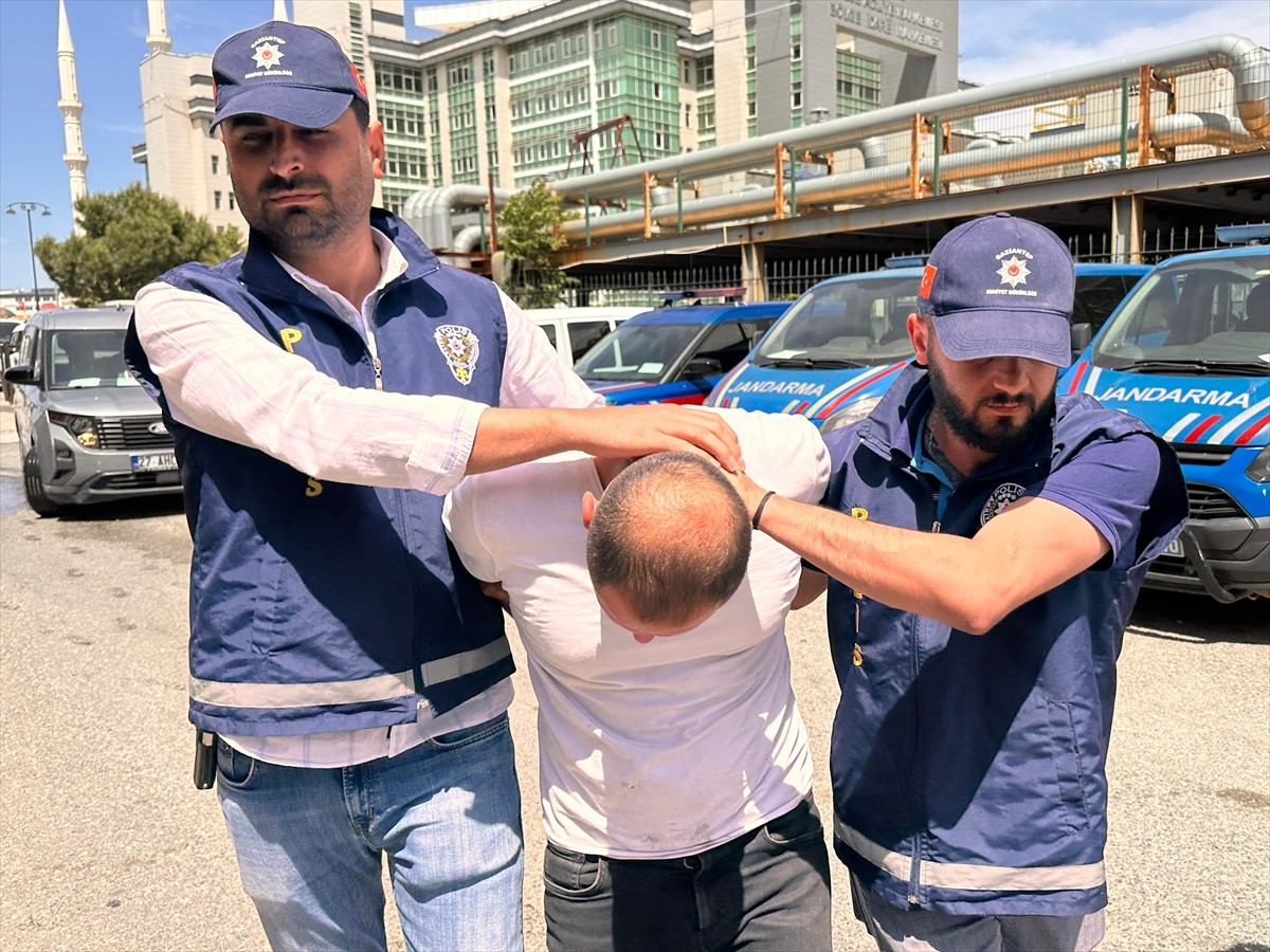 Gaziantep'te taksi şoförünü araç içerisinde yaralayan kişi yakalandı.