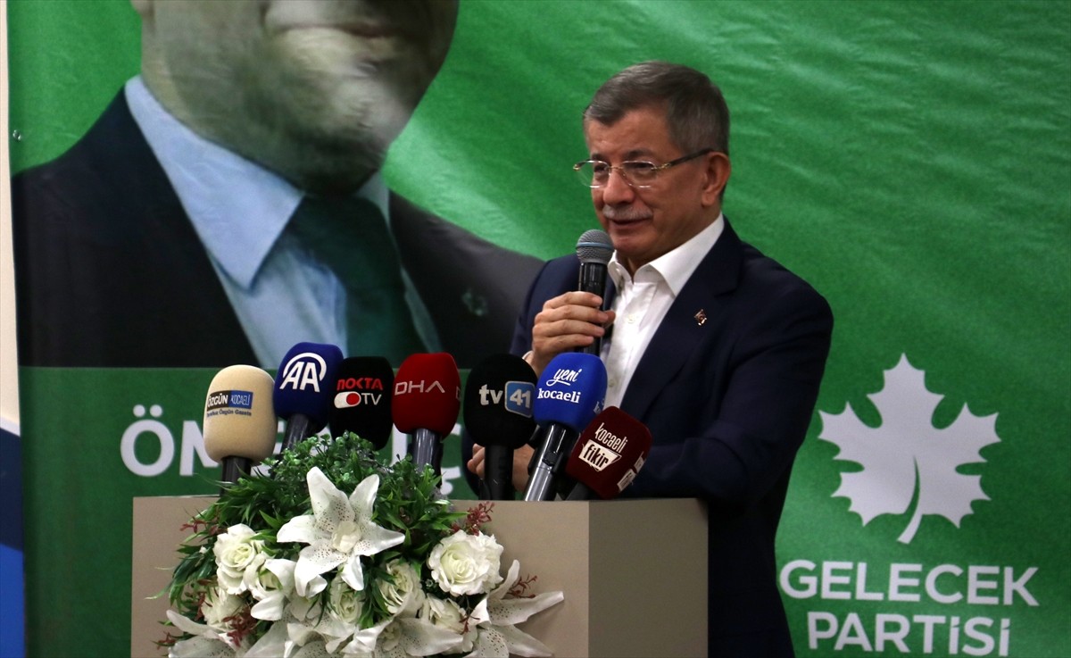 Gelecek Partisi Genel Başkanı Davutoğlu, partisinin İl Başkanlığı tarafından Anneler Günü...