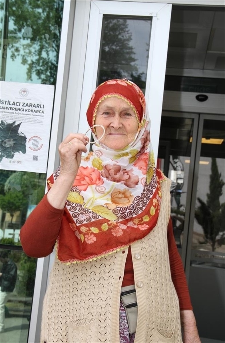 Giresun'un Yağlıdere ilçesinde 83 yaşındaki Hatun Demiray, yolda bulduğu yaklaşık 30 bin lira...