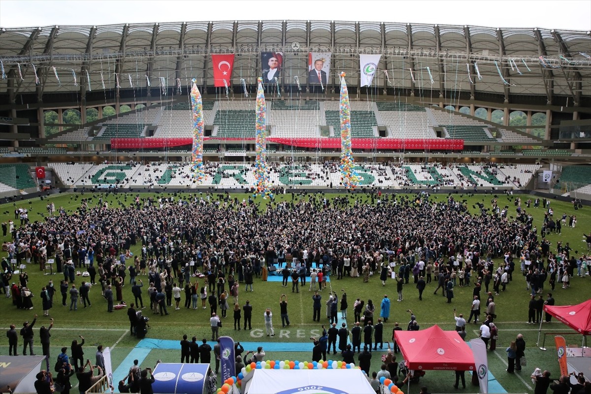 Giresun Üniversitesi'nde (GRÜ) düzenlenen törenle 5 bin 500 öğrenci mezun oldu. Çotanak Spor...