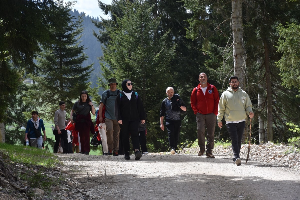 Gümüşhane'de, hava sıcaklığının artmasıyla yaylalarda bir araya gelen doğaseverler keyifli...