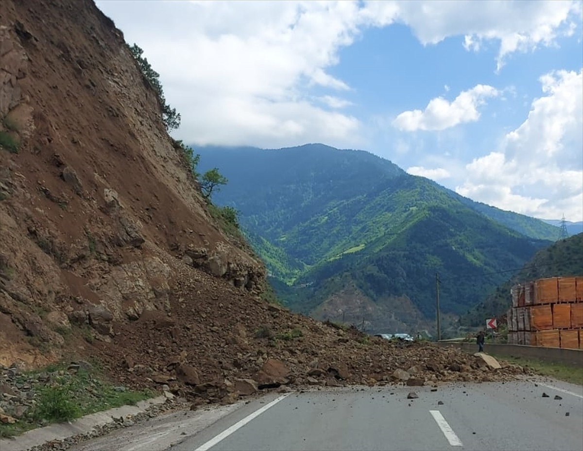 Gümüşhane'de, Kürtün-Torul kara yolunda heyelan nedeniyle ulaşımda aksama yaşandı.