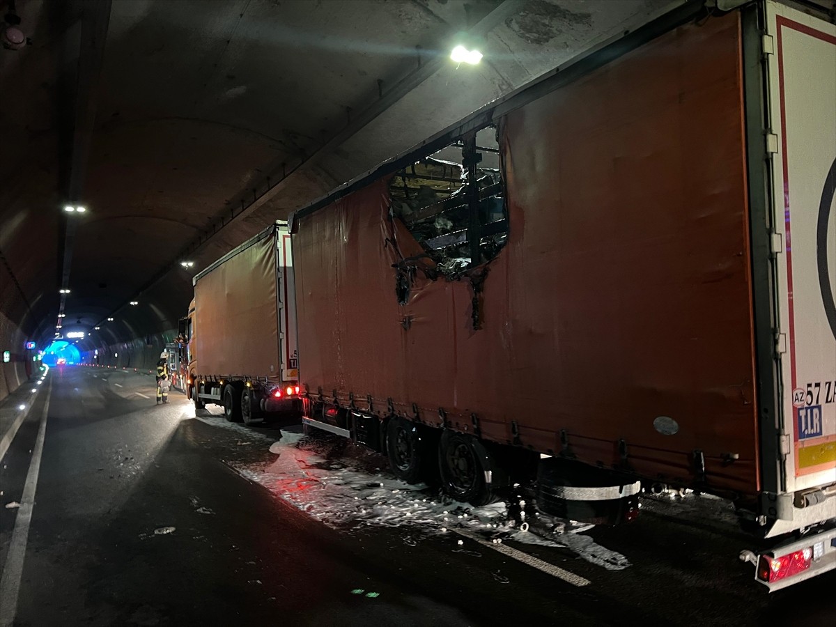 Gümüşhane'de Zigana Tüneli'nde alev alan tır, itfaiye ekiplerinin müdahalesiyle...