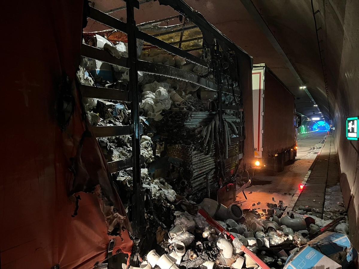 Gümüşhane'de Zigana Tüneli'nde alev alan tır, itfaiye ekiplerinin müdahalesiyle...