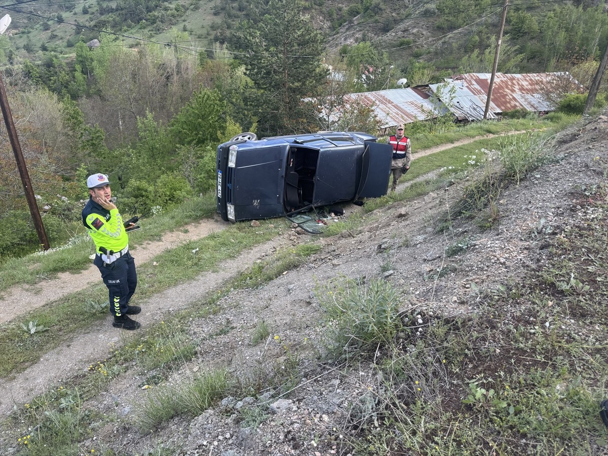 Gümüşhane'nin Torul ilçesinde devrilen otomobildeki 4 kişi yaralandı. Kaza yerine polis ve...