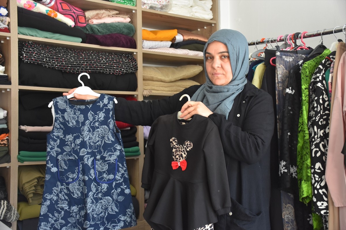 Gümüşhane'nin Torul ilçesinde düzenlenen kursta terziliği öğrenen kadın, açtığı atölyede çalışarak...