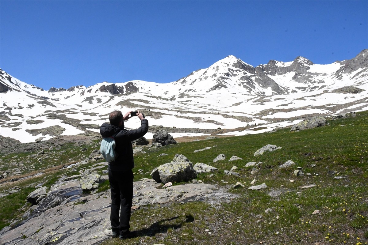 Gümüşhane'nin Torul ilçesindeki Artabel Gölleri Tabiat Parkı, hava sıcaklıklarının yükselmesiyle...