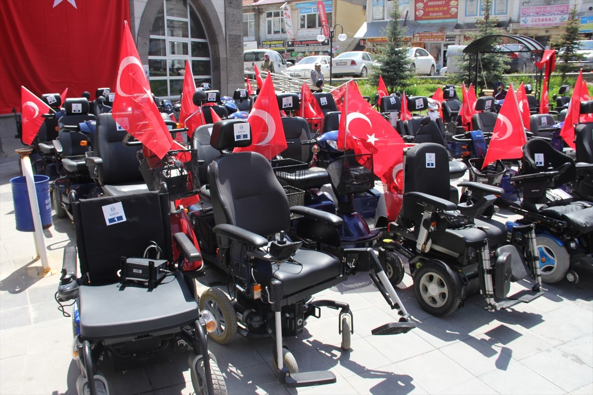 Gurbetçilerin desteğiyle satın alınan akülü araçlar, tekerlekli sandalyeler ve koltuk değnekleri...