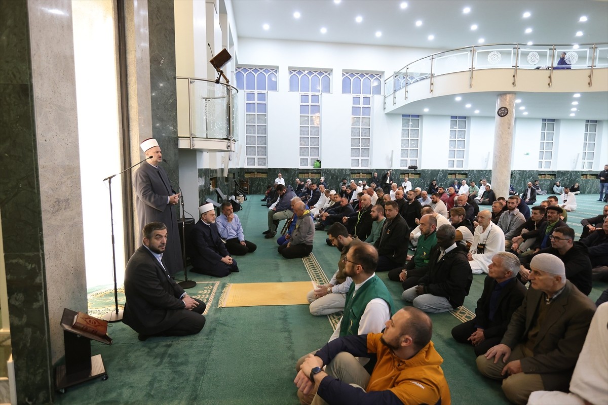 Hac ibadetini yerine getirmek üzere Bosna Hersek'ten Suudi Arabistan'ın Mekke kentine gidecek ilk...