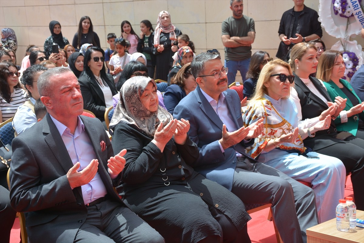 Hakkari'de 25 kadın girişimci, Anneler Günü'nde iş yeri sahibi olmanın mutluluğunu yaşadı. Hakkari...