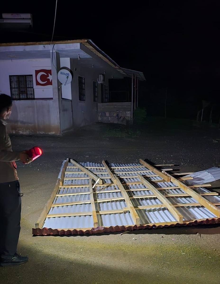 Hakkari'nin Derecik ve Şemdinli ilçesinde şiddetli rüzgar nedeniyle bazı evlerin çatıları yerinden...