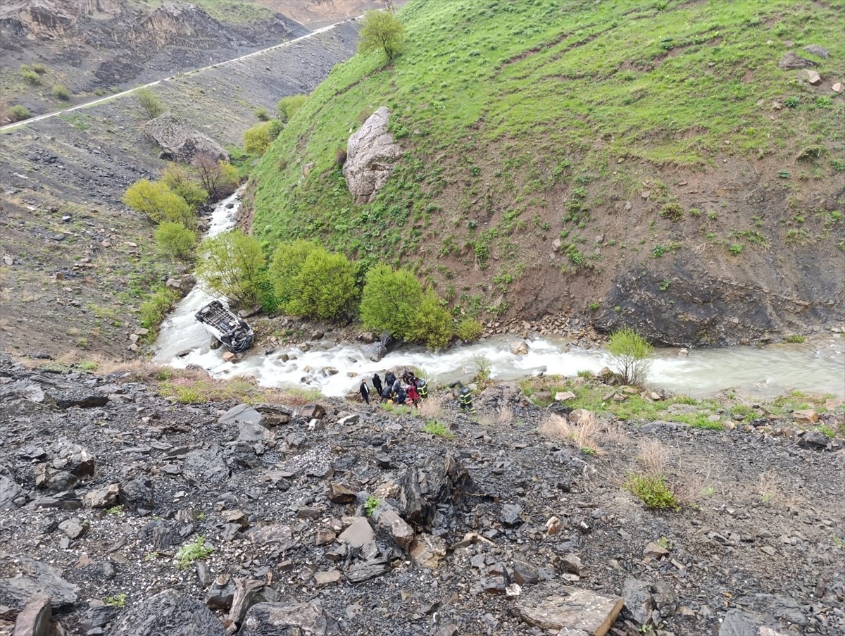 Hakkari'nin Yüksekova ilçesinde yol şantiyesinde çalışan işçileri taşıyan minibüsün şarampole...