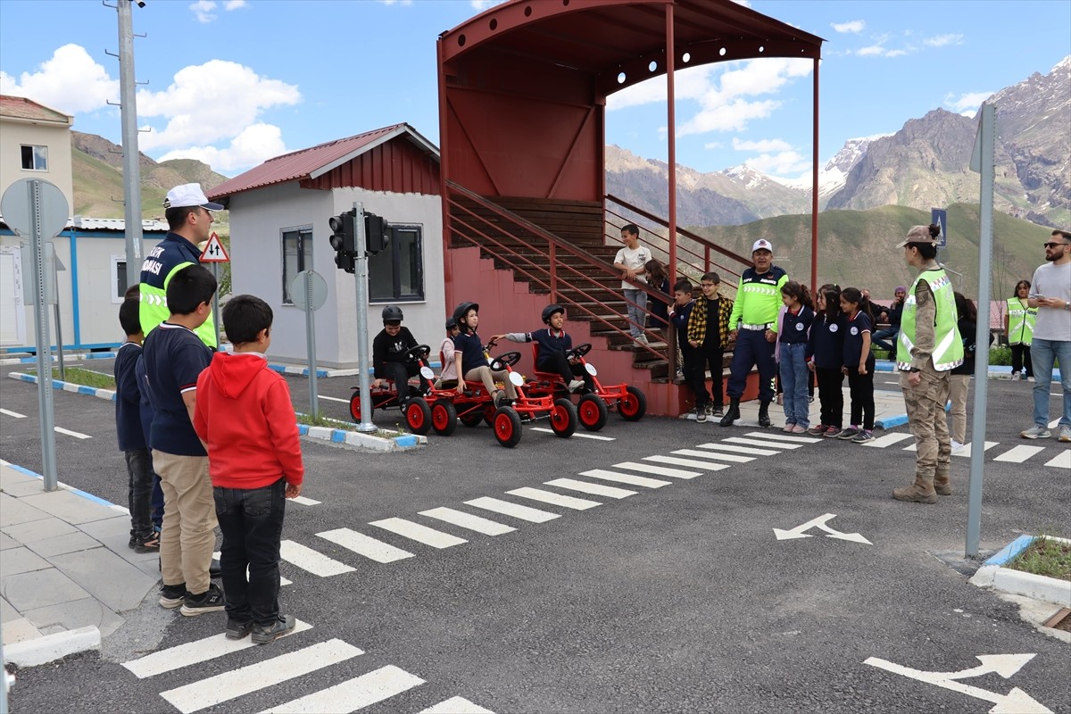 Hakkari Emniyet Müdürlüğü ve İl Jandarma Komutanlığı ekipleri, Trafik Haftası kapsamında...