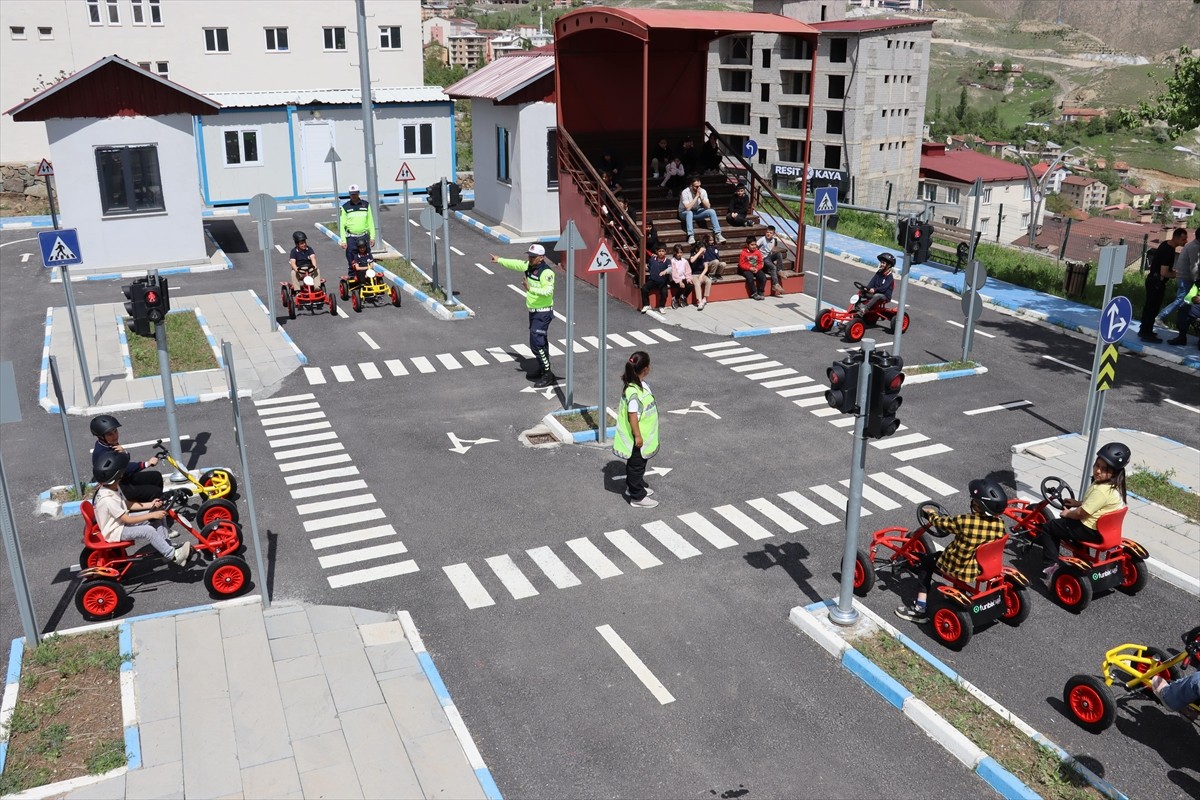 Hakkari Emniyet Müdürlüğü ve İl Jandarma Komutanlığı ekipleri, Trafik Haftası kapsamında...