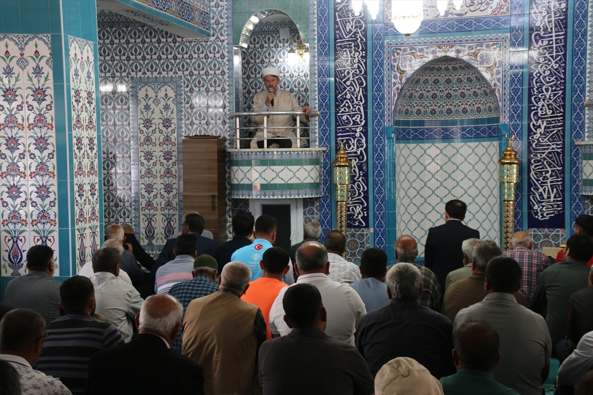 Hatay'ın Altınözü ilçesinde 6 Şubat 2023'teki depremlerde ağır hasar alarak yıkılan cami...