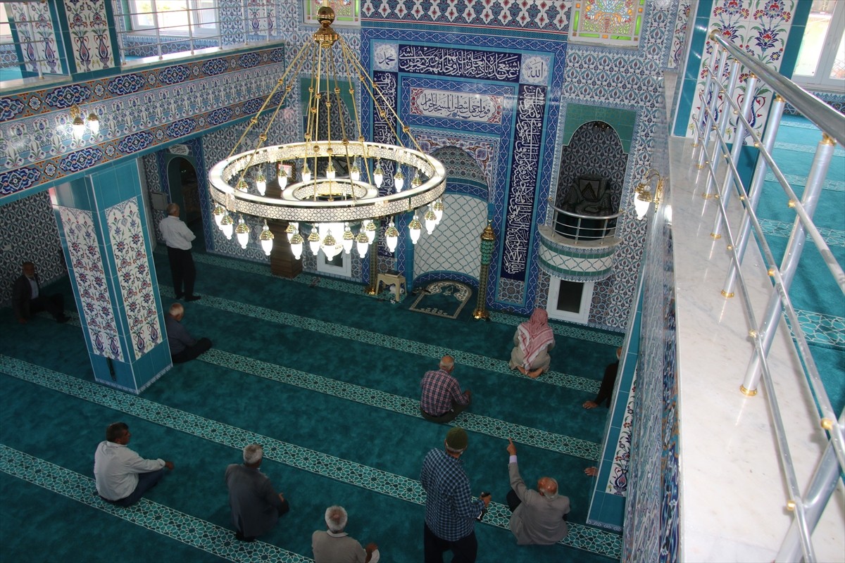 Hatay'ın Altınözü ilçesinde 6 Şubat 2023'teki depremlerde ağır hasar alarak yıkılan cami...