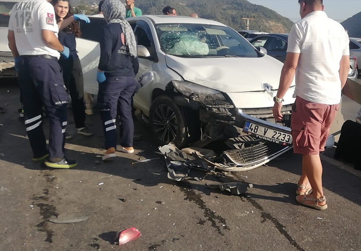 Hatay'ın Belen ilçesinde 4 aracın karıştığı zincirleme trafik kazasında 3 kişi yaralandı.