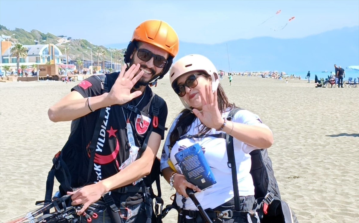 Hatay'ın Samandağ ilçesinde, "Ülkem Havada Okuyor" projesi kapsamında yamaç paraşütüyle atlayış...