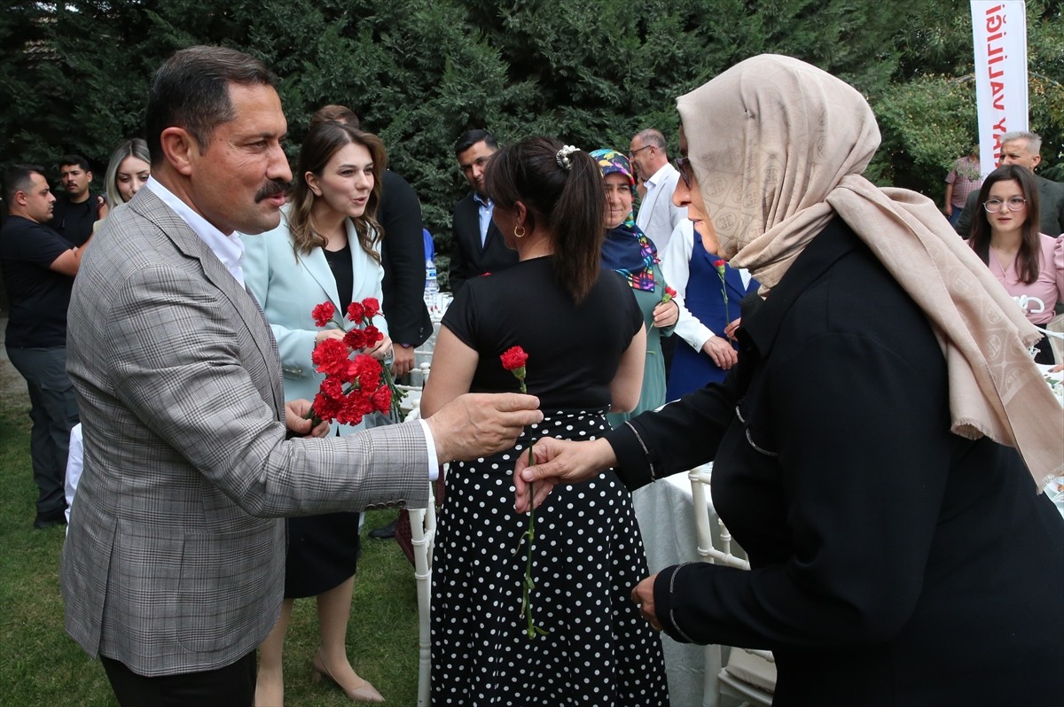 Hatay Valisi Mustafa Masatlı (solda) ile eşi Esra Masatlı, şehit anneleri ve 6 Şubat 2023'teki...