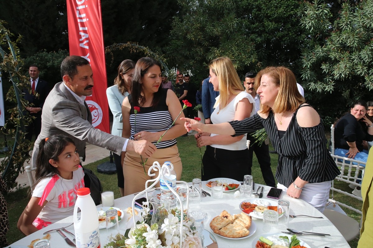 Hatay Valisi Mustafa Masatlı (solda) ile eşi Esra Masatlı, şehit anneleri ve 6 Şubat 2023'teki...