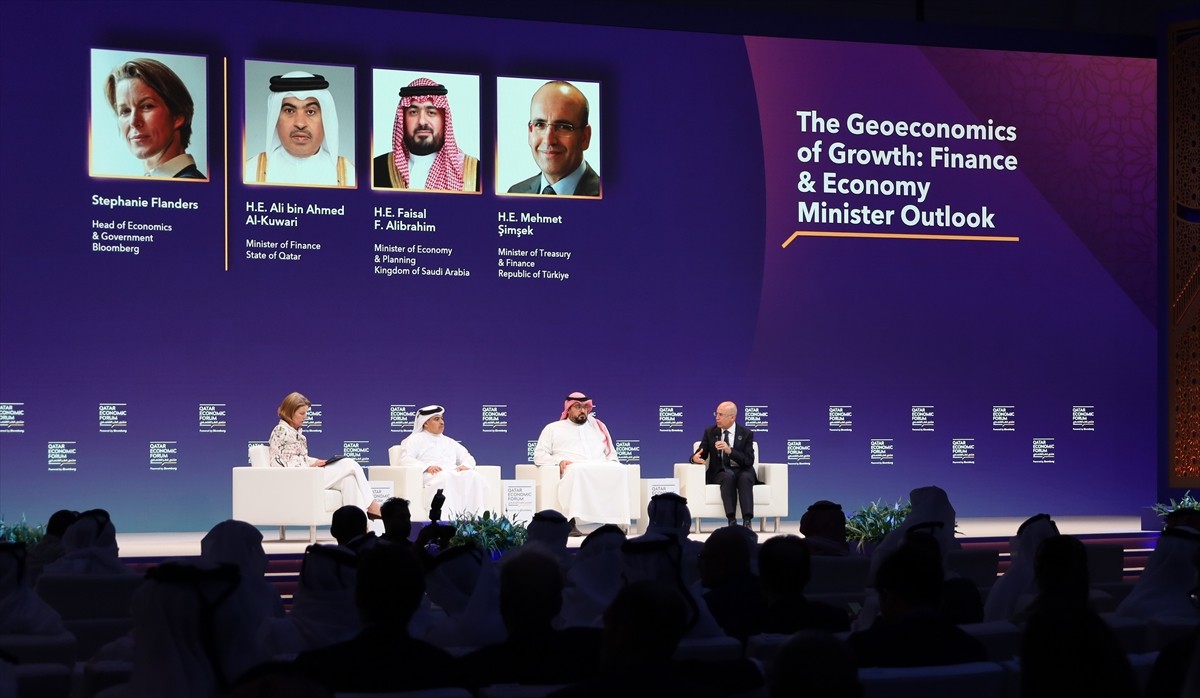 Hazine ve Maliye Bakanı Mehmet Şimşek (sağda), Katar'ın başkenti Doha'da düzenlenen "Katar Ekonomi...