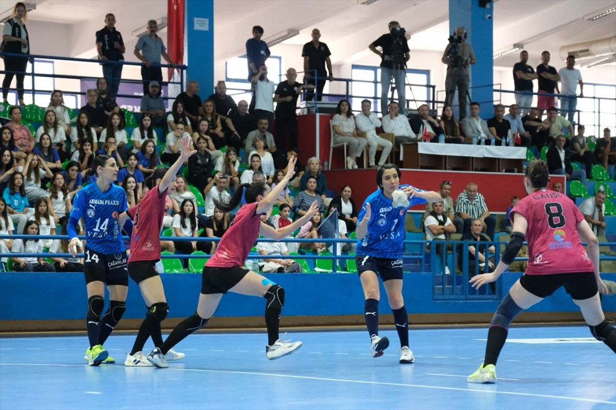 Hentbol Kadınlar Süper Lig play-off final serisi ikinci maçında Armada Praxis Yalıkavak ile...