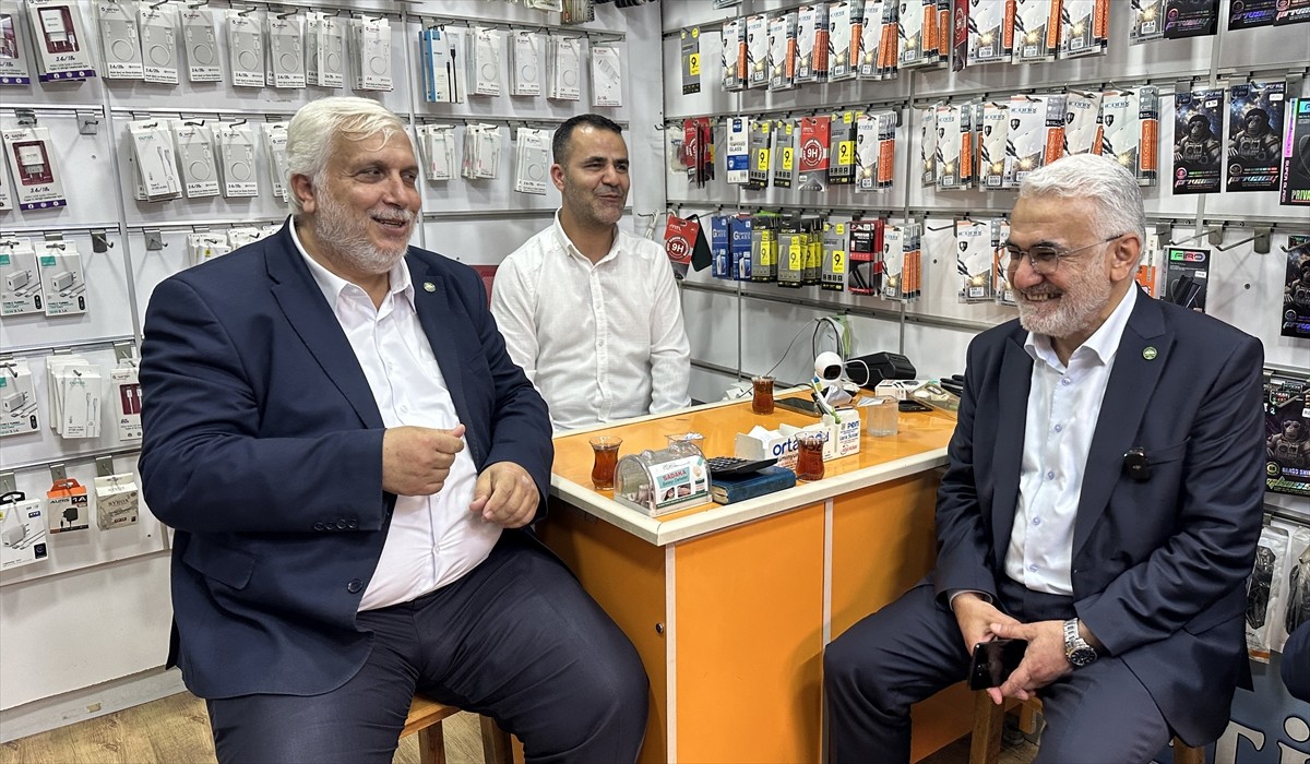 HÜDA PAR Genel Başkanı Zekeriya Yapıcıoğlu (sağda), kentteki programları kapsamında merkez Seyhan...