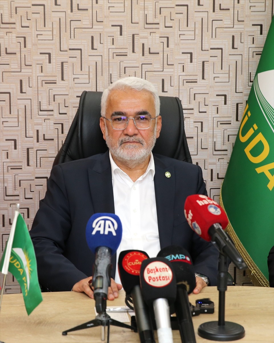 HÜDA PAR Genel Başkanı Zekeriya Yapıcıoğlu (sol 3), Erzurum'da parti binasında gazetecilerle bir...