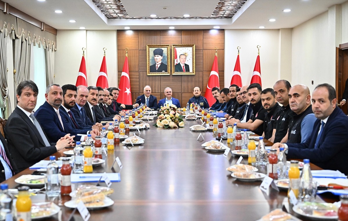  İçişleri Bakan Yardımcısı Münir Karaloğlu, Kahramanmaraş merkezli depremlerden etkilenen...