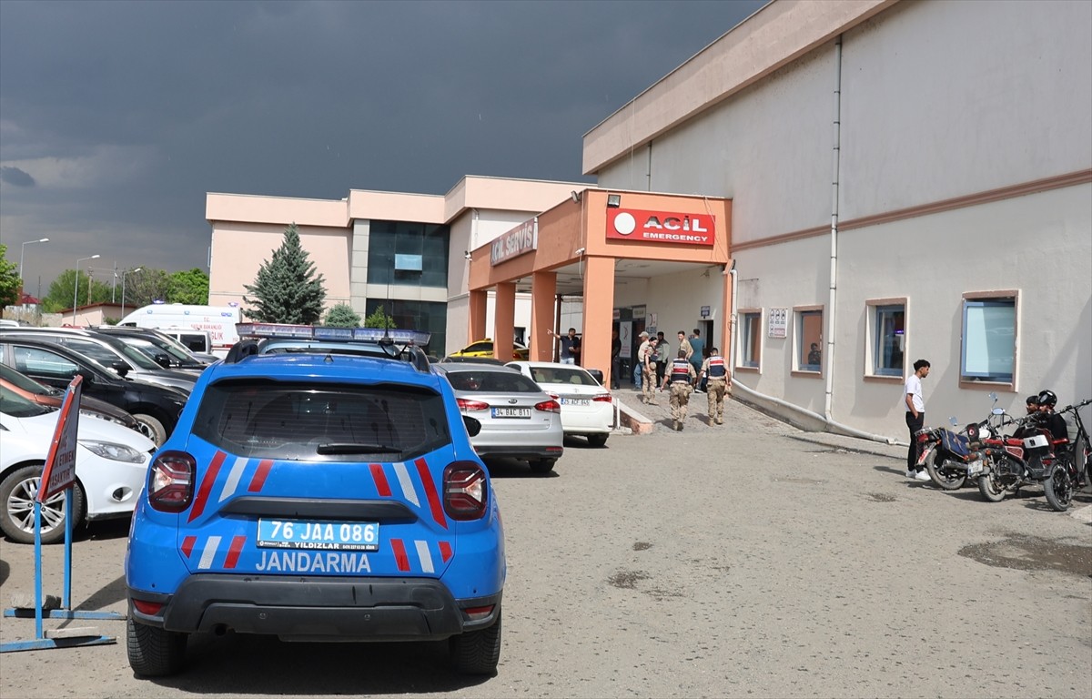 Iğdır'da bir kişi, iki kardeşinin eşlerini evlerinde silahla öldürdükten sonra kaçtı. Cenazeler ...