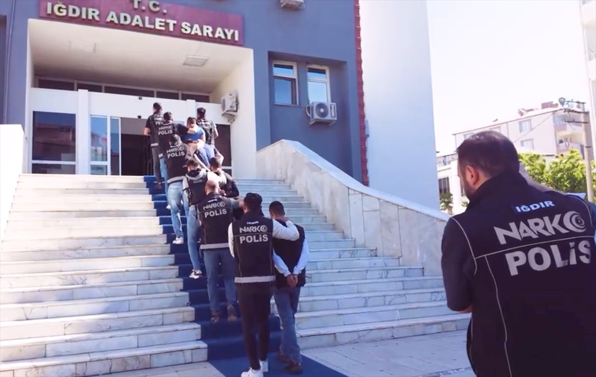 Iğdır'da uyuşturucu ticareti yaptığı iddiasıyla gözaltına alınan 10 şüpheli tutuklandı.