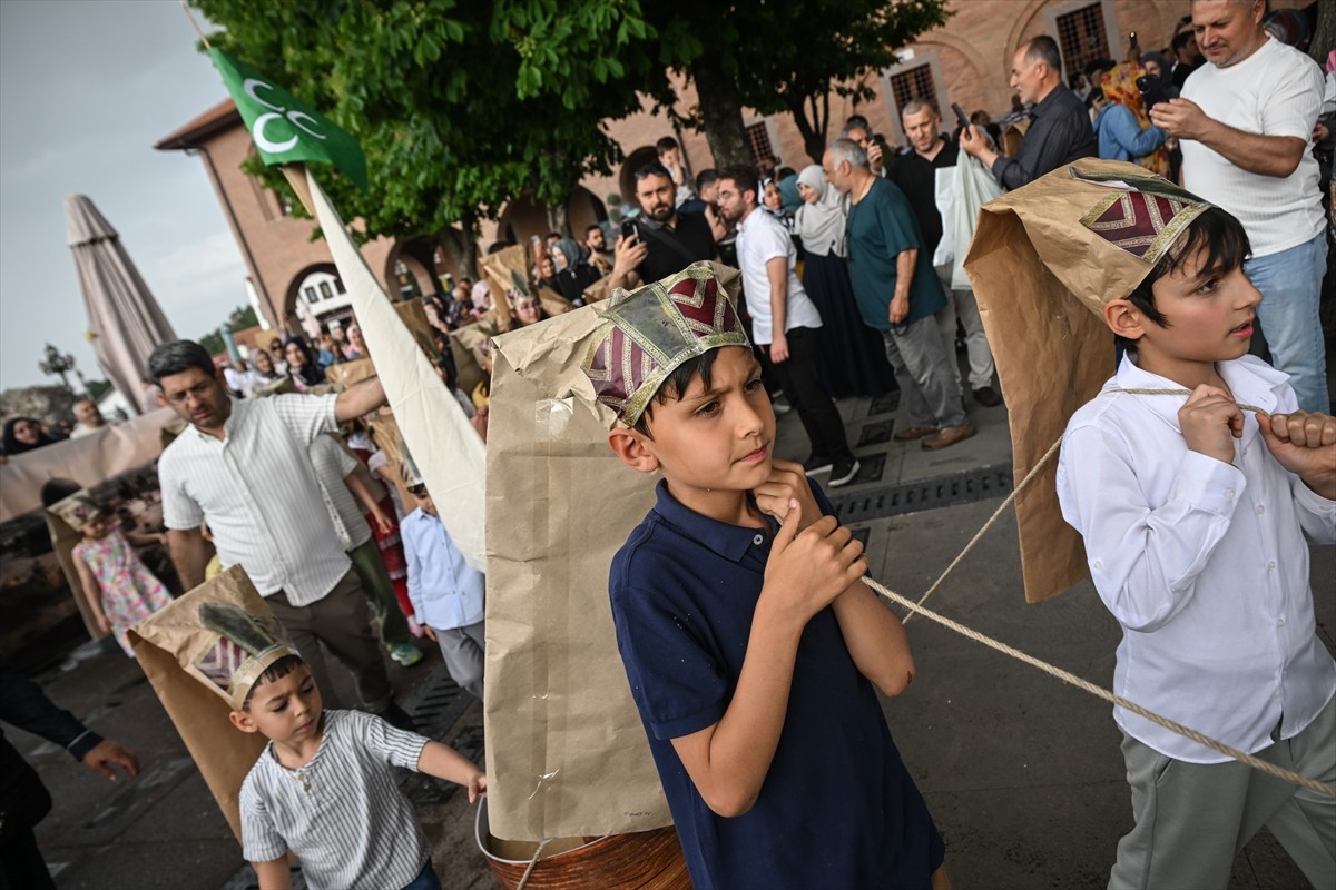 İlim Yayma Cemiyeti Ankara Şubesi, İstanbul'un fethinin 572'nci yıl dönümü dolayısıyla çocukların...