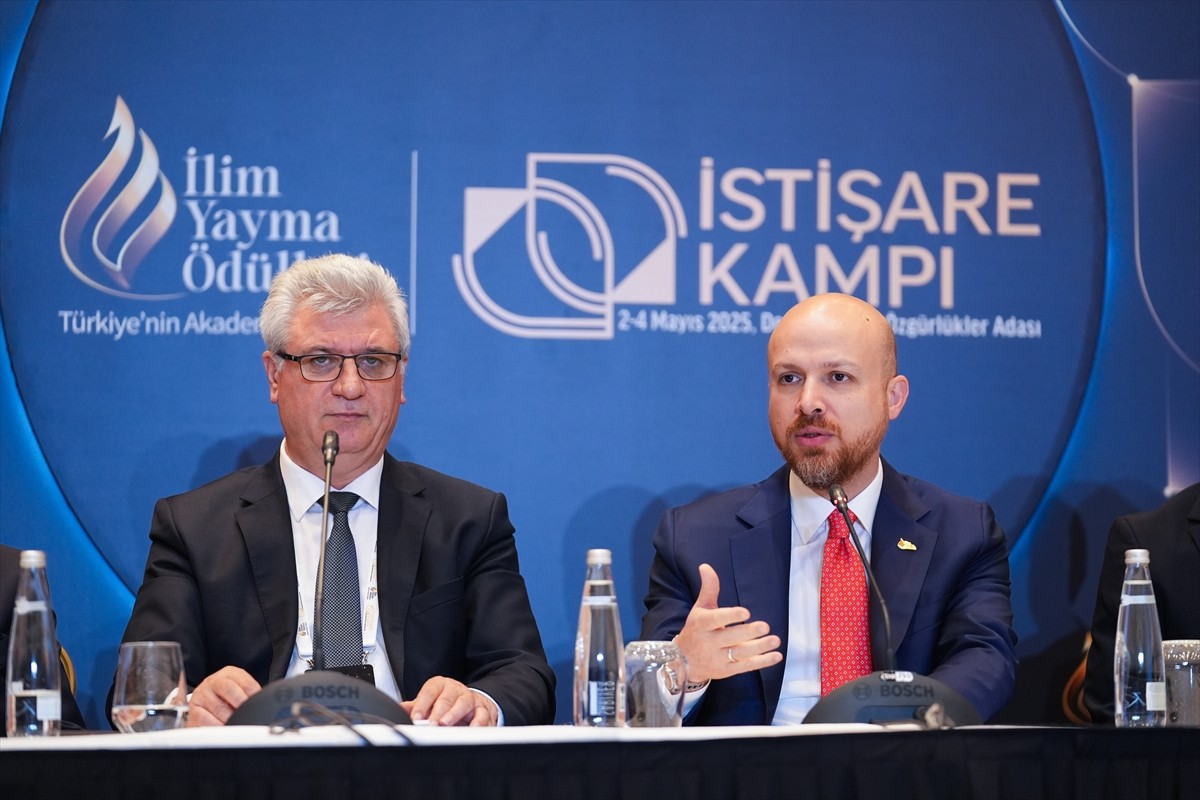 İlim Yayma Vakfı Mütevelli Heyeti Başkanı Bilal Erdoğan, Demokrasi ve Özgürlükler Adası'nda...