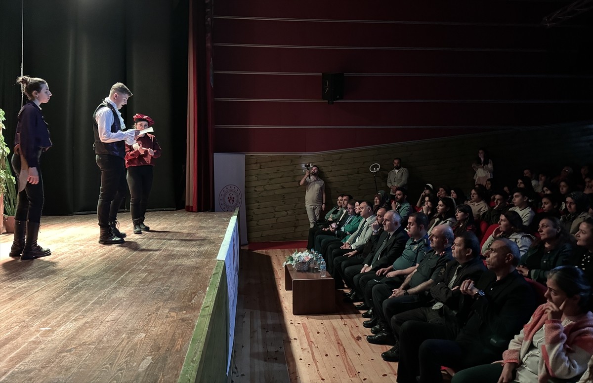 İngiliz yazar William Shakespeare'in asırlardır sahnelenen oyunu "Romeo ve Juliet"i Sinop'ta lise...